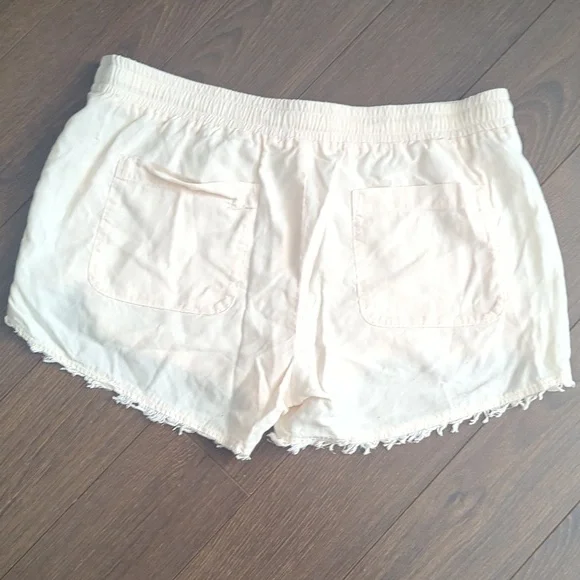 Cloth & Stone Cream Drawstring Shorts - Picture 3 of 9